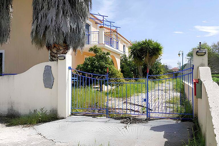 Είσοδος κατοικιών στα Μαυράτα - Κωδ. Ακινήτου 2009