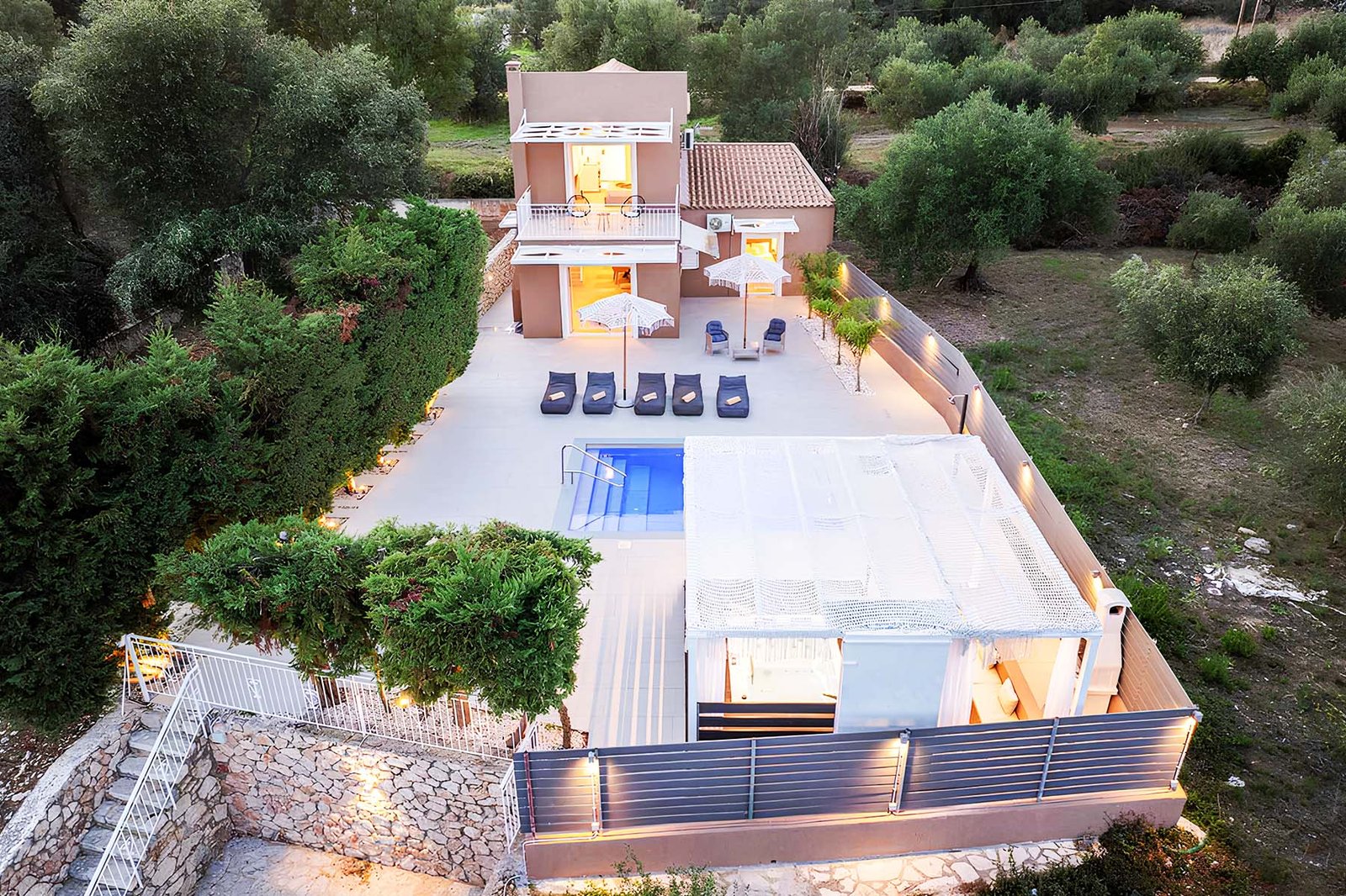 Luxury Villa with an adjacent Plot is for Sale in Pessada