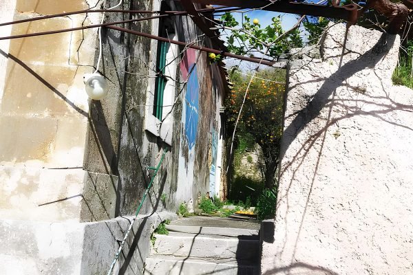 Άποψη εξωτερικής σκάλας στα Σβορωνάτα - Κωδ. Ακινήτου 2157