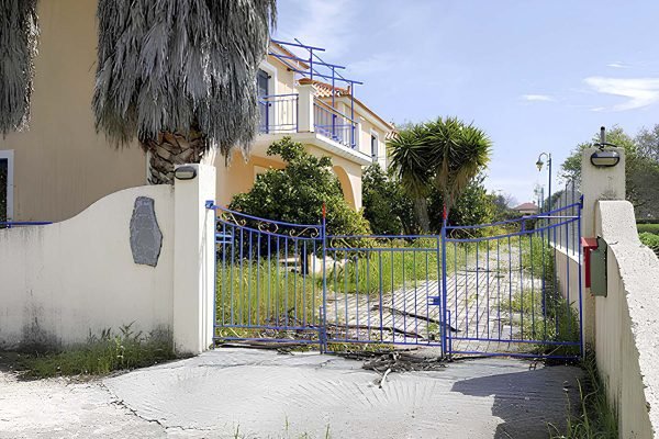 Είσοδος κατοικιών στα Μαυράτα - Κωδ. Ακινήτου 2009