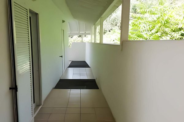 βεράντα έξω από τα δωμάτια της κατοικίας στην Πάστρα - Κωδ. Ακινήτου 2083