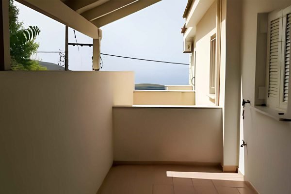 πλαϊνή όψης βεράντας της κατοικίας στην Πάστρα - Κωδ. Ακινήτου 2083