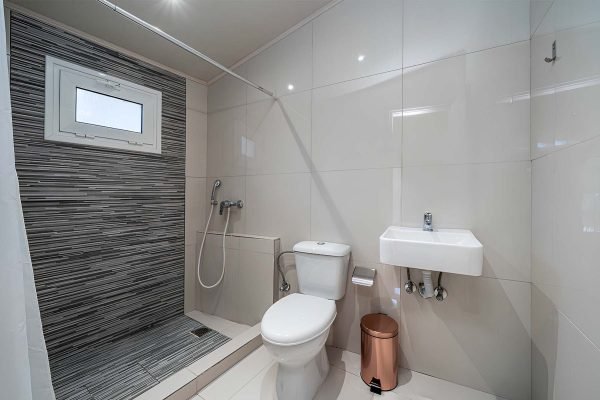 Second bathroom of the villa in Pessada - property id 2123