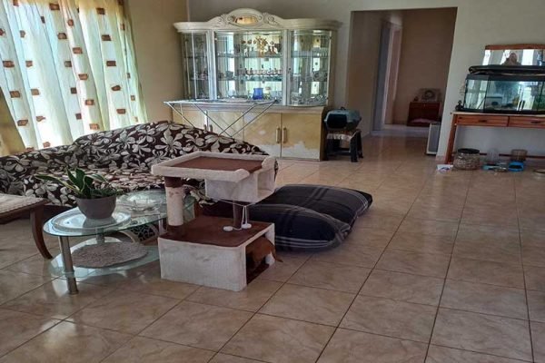 Kateleios-3305-side view of the living room