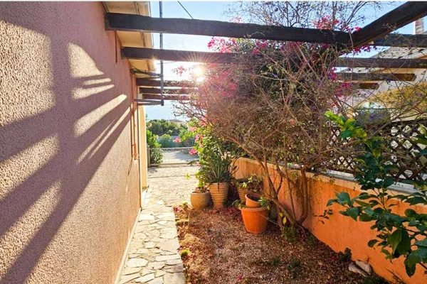 house-3318-side view of the garden