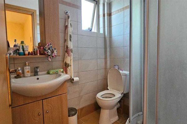 house-3318-second bathroom