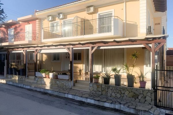 άποψη εισόδου διαμερίσματος στη Σκάλα - Κωδ. Ακινήτου 3371