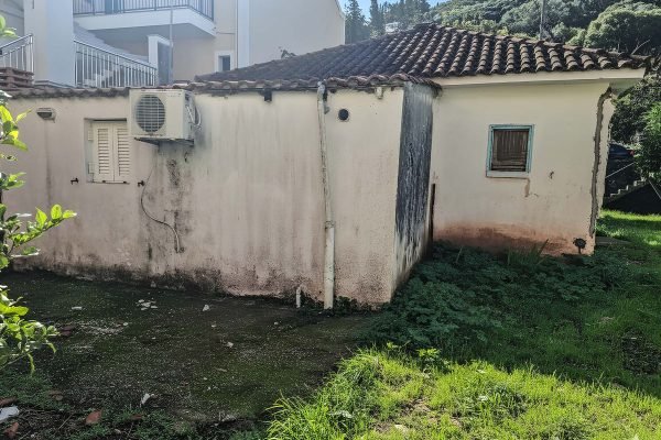 house with a yard in Agia Efimia - property id 3359