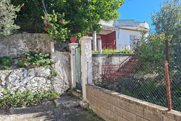 entrance to the old house in Mihalitsata - property id 3361