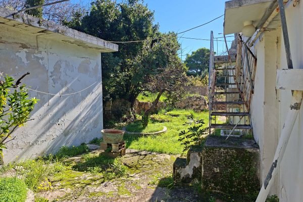 metal stairs in the side of the house in Mihalitsata - property id 3361