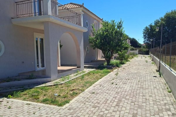 outside view of the houses - property id 2009
