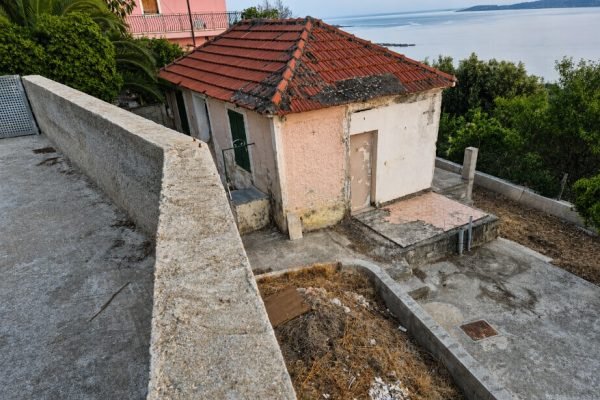 Side view of the property - property id 3465