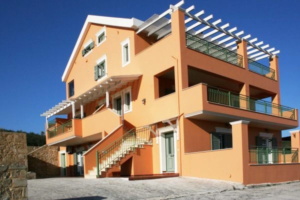 Συγκρότημα με σκεπαστές βεράντες στα Κομποθεκράτα - Κωδ. Ακινήτου 2156